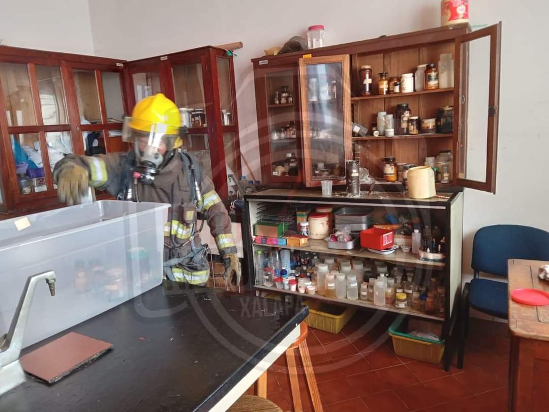 Desalojan Preparatoria de Xalapa por Derrame de Cianuro.