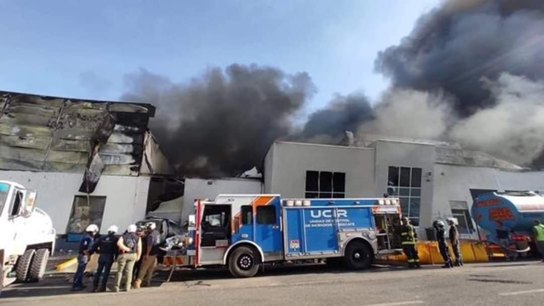 Se Registra Intenso Incendio en Empresa Pinturas de Apaseo el Alto, Querétaro.