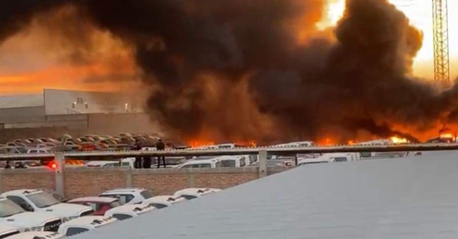 Incendio Consume 100 Vehículos en Almacén de Aguascalientes.