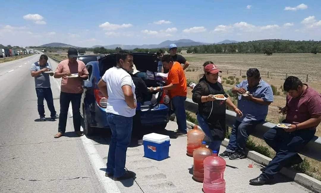 Cumple 2 Días Bloqueo en Arco Norte, Pobladores Llevan Comida y agua a choferes.