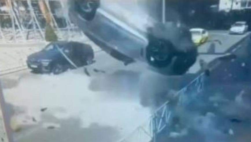 Camioneta de Lujo Cae Desde el Tercer Piso de un Estacionamiento y Deja 3 Muertos.