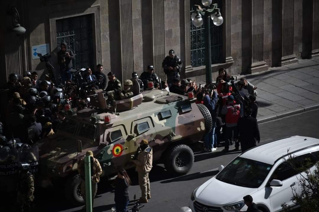 El presidente Luis Arce advierte movilizaciones irregulares de militares en Bolivia.