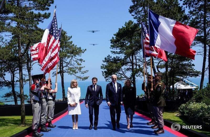 Macron Recibe a Biden con Ceremonia en el Arco del Triunfo en París.