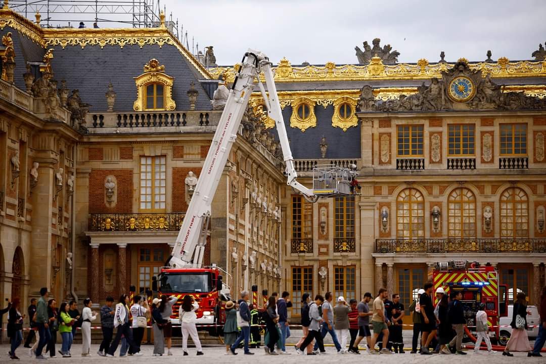 Evacúan el Palacio de Versalles en Francia por un Incendio.