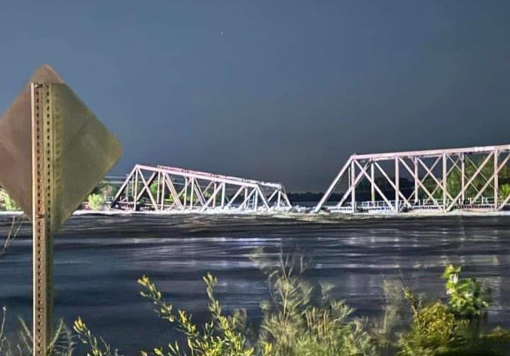 Un Puente se Desploma en Iowa en Medio de las Inundaciones.