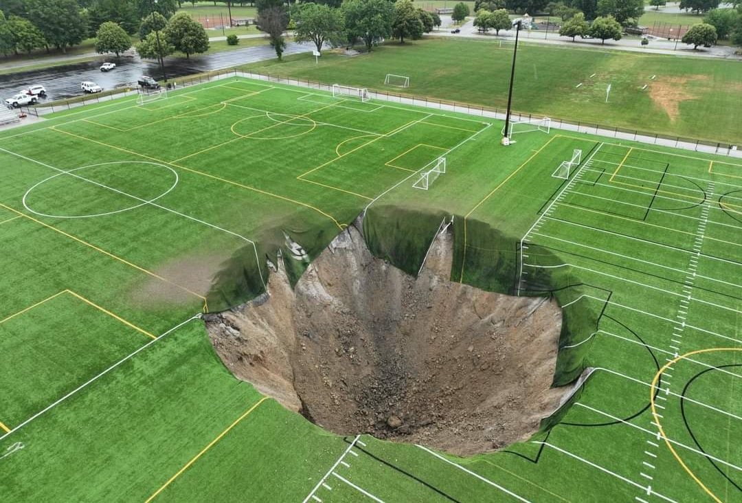 Tremendo Socavón Aparece en un Parque de Estados Unidos.