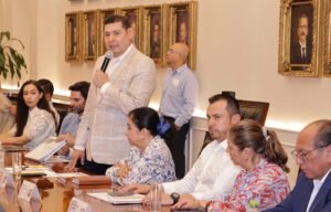 Concesión del agua y otros temas se evalúan entre gobernador actual y electo.