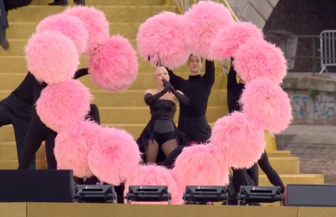 Lady Gaga Cantó en Francés en la Inauguración de Juegos de París.