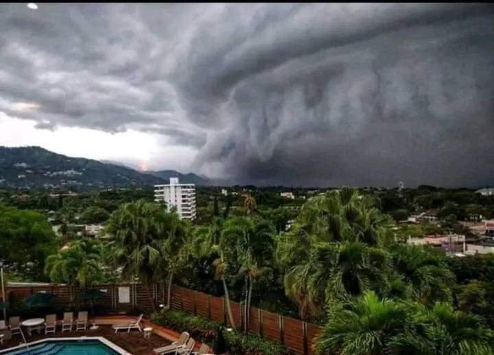 2 Muertos Tras el Paso del Huracán Beryl por Jamaica.