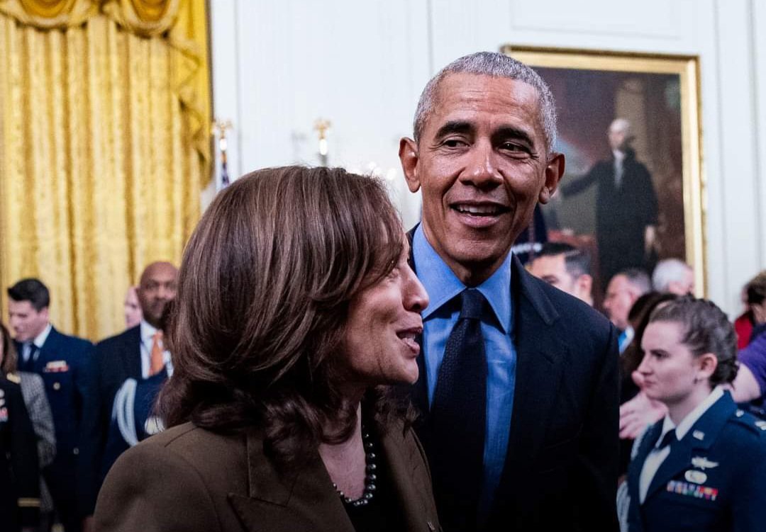 Los Obama dan Apoyo Crucial a Kamala Harris Para la Presidencia.