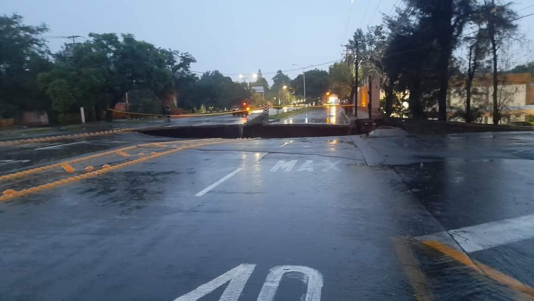 Amanecen en  Zapopan con Tremendo Socavón de 12 Metros de Diámetro.