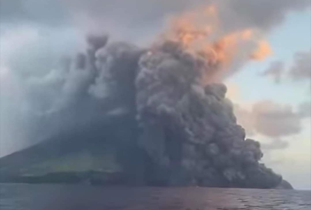 Italia Activa la Alerta Roja por la Erupción del Volcán Stromboli.