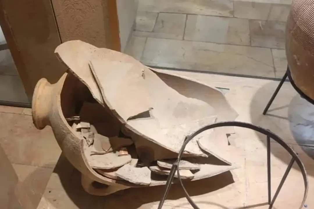 Niño Rompe Una Vasija de 3,500 Años de Antiguedad en Museo de Israel.
