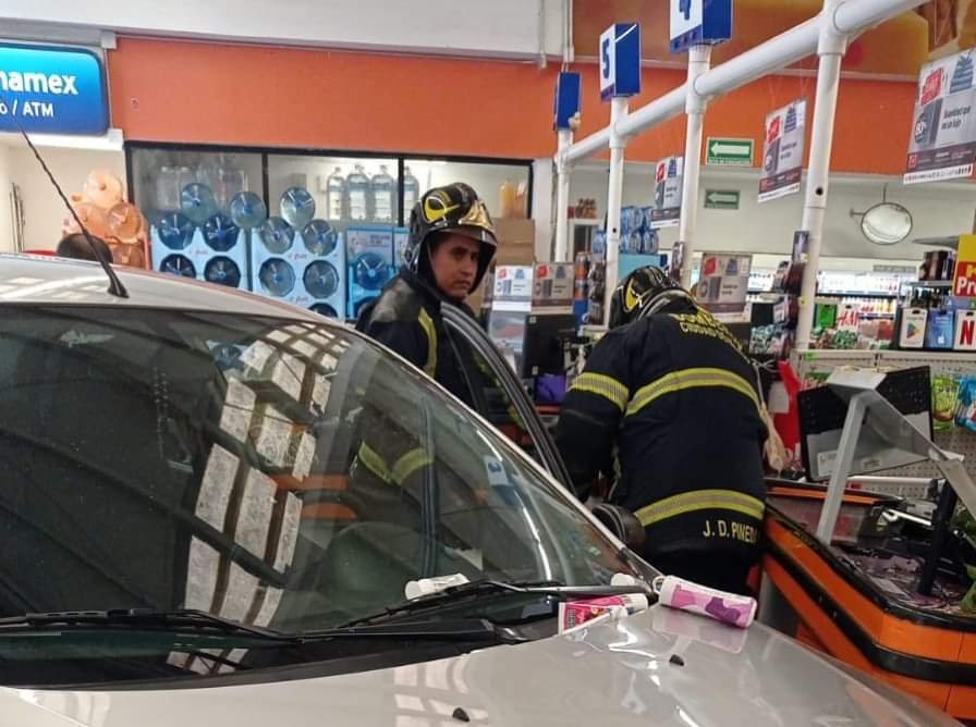 Mujer Entra Con Todo y Auto al Supermercado.