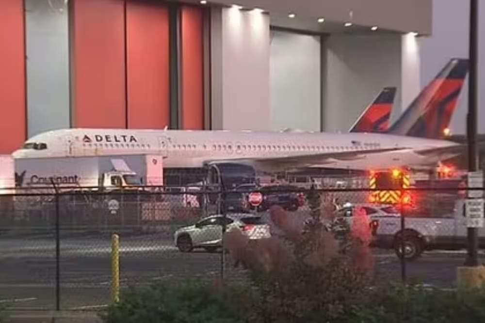 Accidente Fatal, 2 Muertos al explotar las llantas de un Avión de Delta Airlines.