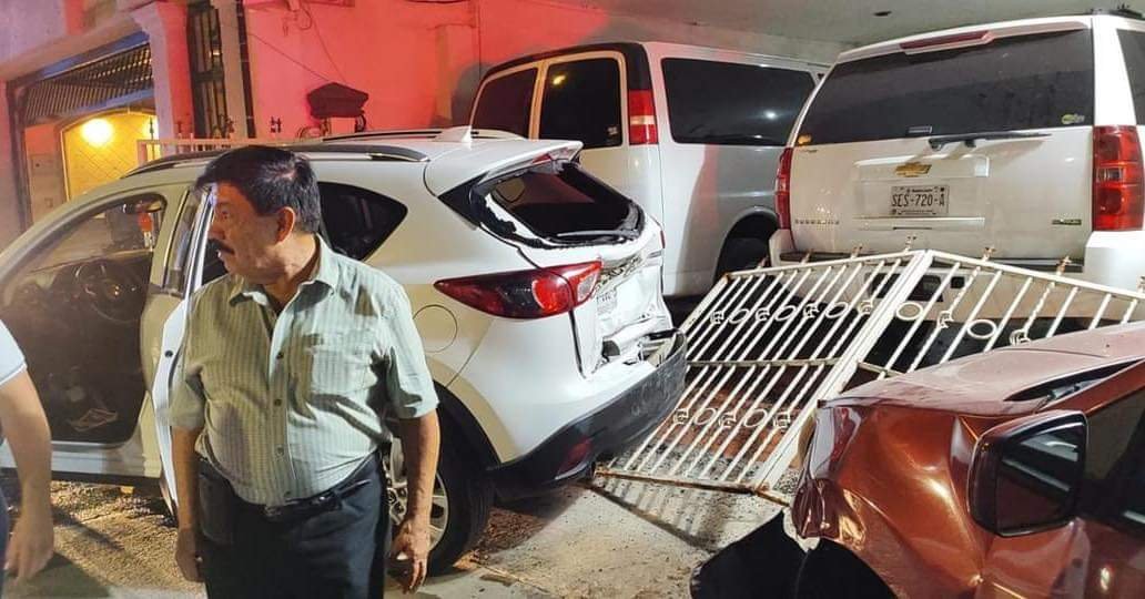 Borracho Choca y Destruye Autos del Famoso Cantante Kiko Montalvo en Cadereyta.