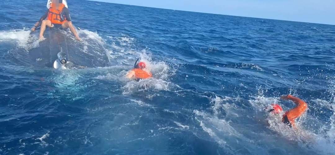 Marina Rescata a Tres Personas en Embarcación Frente a la Bahía de Acapulco.