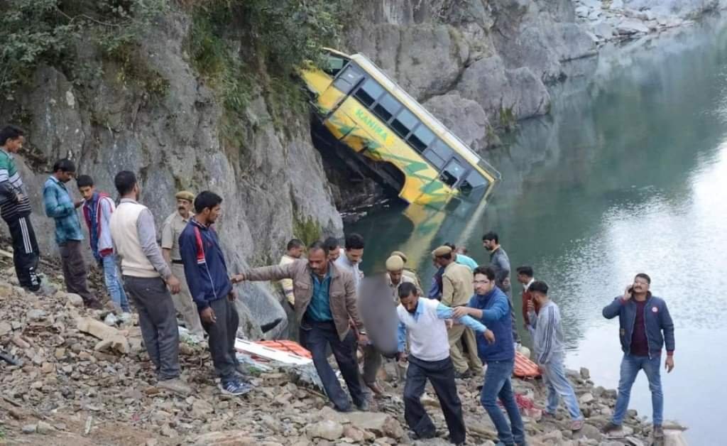 Tragedia en Nepal, al menos 27 Muertos en un Accidente de Autobús Tras Caer en un Río.