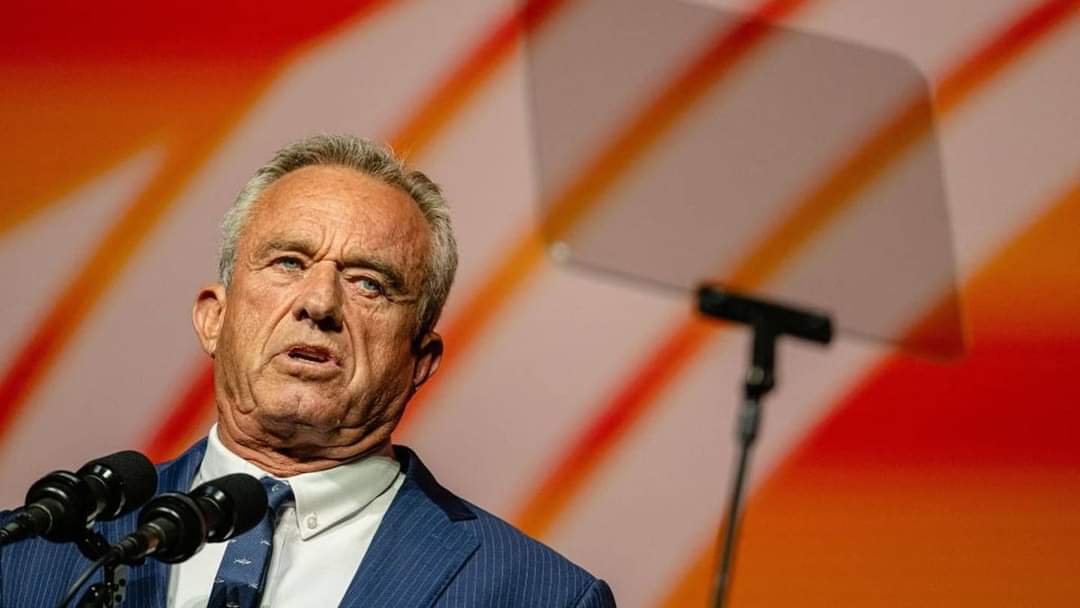 Robert Kennedy Jr. se Baja de la Campaña Presidencial de EU; Respaldará a Trump.