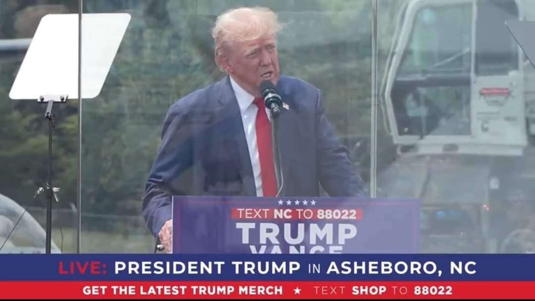 Nada Tonto, Trump Celebra  Mitin  Protegido Por Vidrio Antibalas.