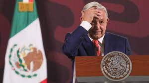 Celebra AMLO con tamales y mariachi ola de asesinatos en México.