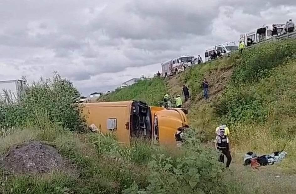 Vuelca Autobús que Transportaba Estudiantes que Iban de Jalisco a Querétaro.