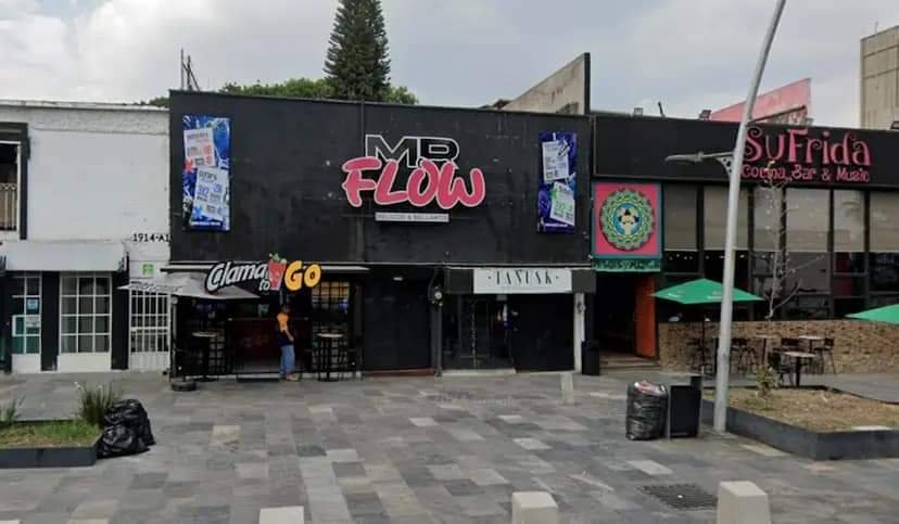 Otra de Cadeneros, Golpean Brutalmente a Jóvenes en la Entrada de un Bar en Puebla.