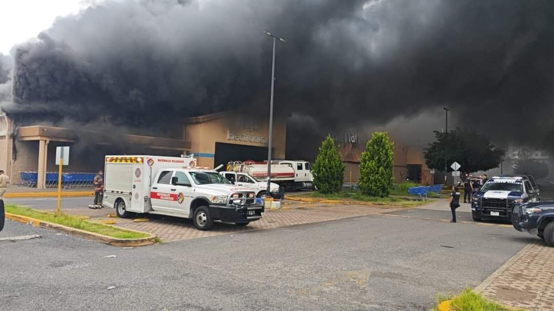 Fuego en el Walmart de Zapopan, Jalisco.