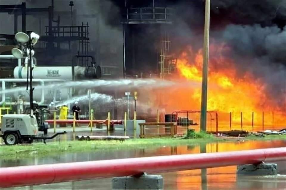 Se Reportan Dos Muertos Por el Incendio de la Refinería de Pemex en Oaxaca.