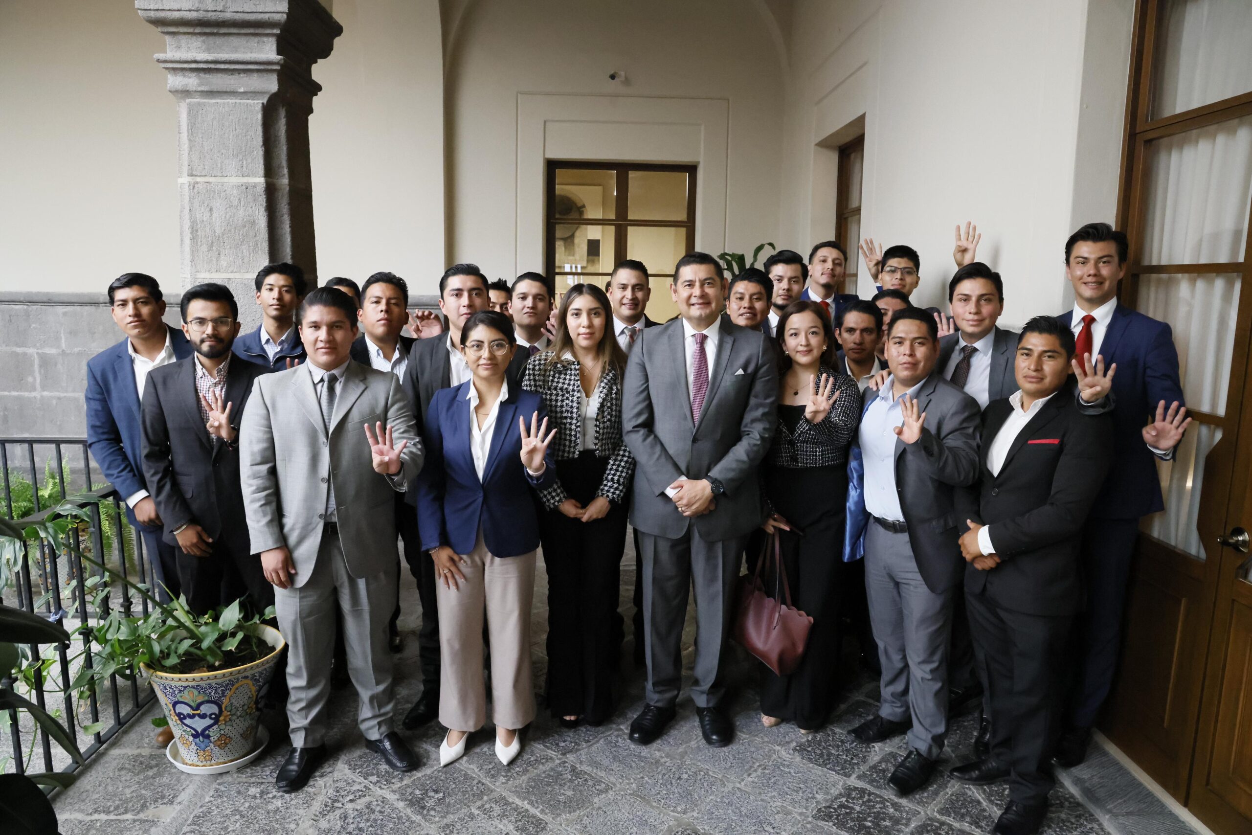 Juventud, sello de mi gobierno; Armenta.