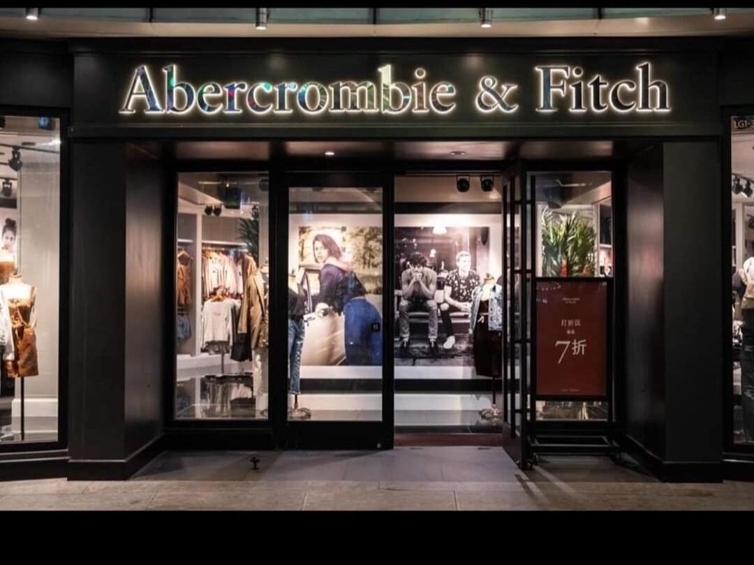 El Ex CEO de Abercrombie & Fitch es Detenido por Trafico Sexual.