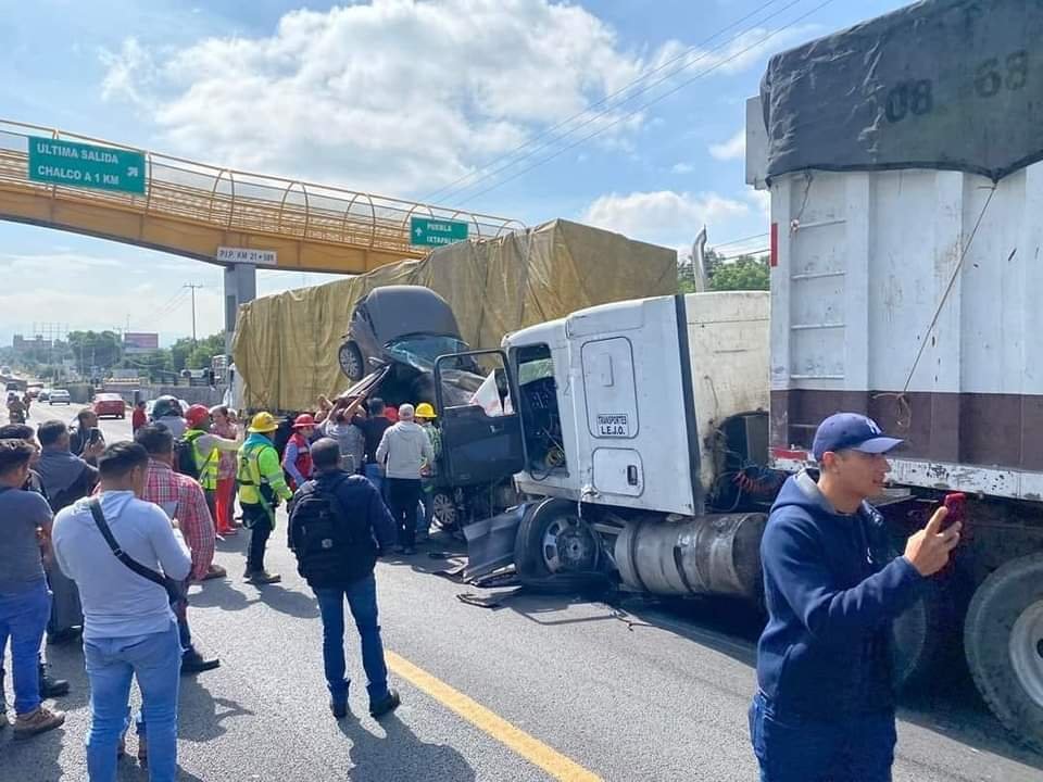 Fuerte Accidente en la México-Puebla, Tráiler se Queda Sin Frenos y Genera Choque Múltiple.