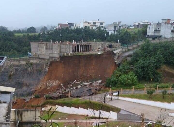 Tremendo Deslave Ocasionado por Luvias, Provoca Cierre en el Arco Oriente en Teziutlán.