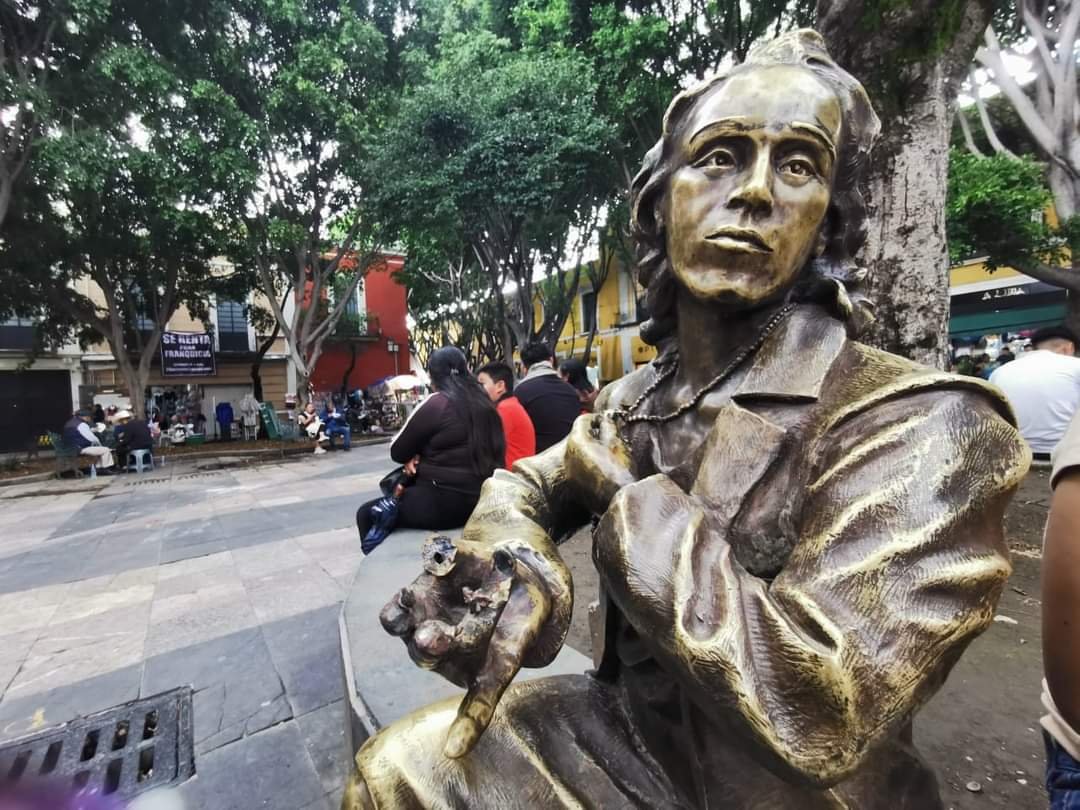 Que Poca.. Vandalizan Escultura de Elena Garro en el Centro Histórico de Puebla.
