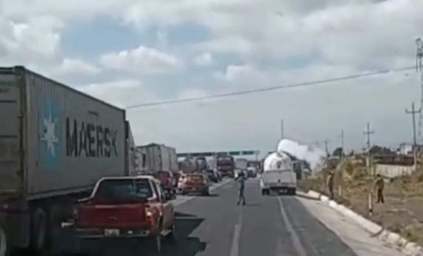 Cierran Autopista México-Puebla a la Altura de Xonacatepec por fuga en Pipa de Gas.