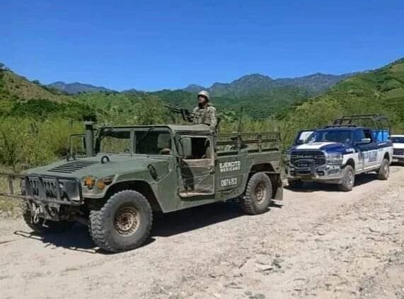 Dejan en Chihuahua 5 Cuerpos en Camioneta de la CFE.