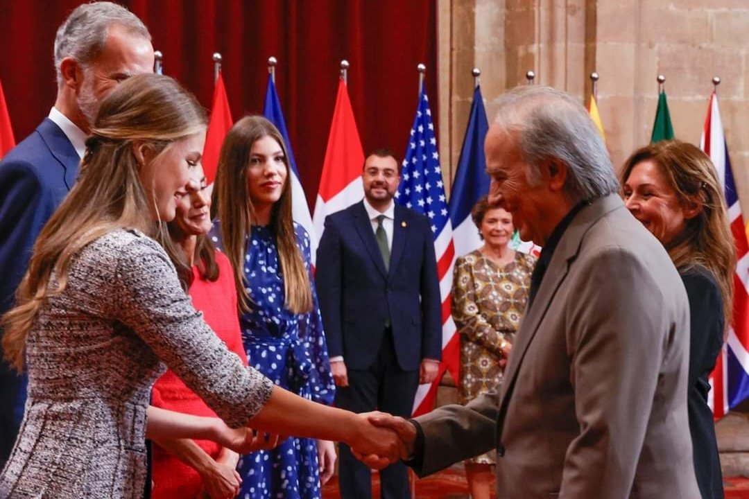Joan Manuel Serrat recibe el Premio Princesa de Asturias.