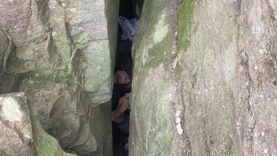Joven Rescataba su Teléfono y se Queda Atrapada con los Pies Arriba Entre las Rocas.