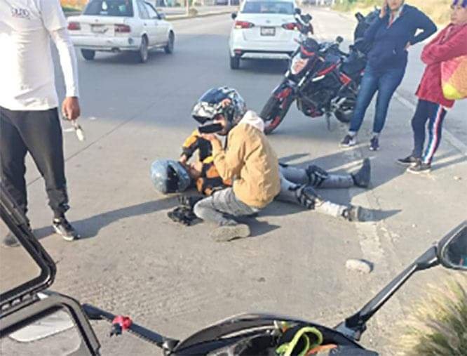 De Milagro la Salva, Motociclista Sobrevive Luego de Caer desde el Puente del Periférico Ecológico.