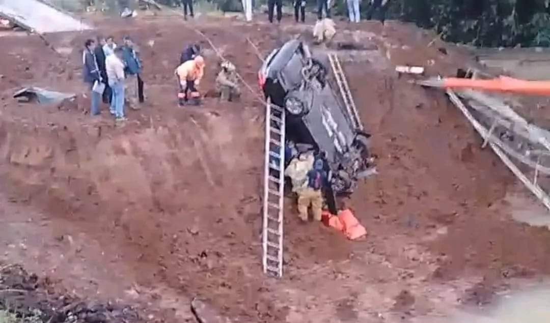 Este si es un Socavón, Automovilista Pierde la Vida Tras Caer en un Socavón en Córdoba, Veracruz.