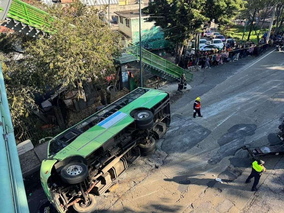 Por ir Rápido y con el Celular, Vuelca Camión de Pasajeros en la México-Cuernavaca, hay 30 lesionados.