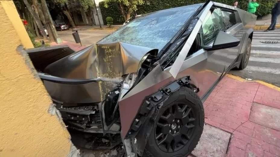 Que Desperdicio, Camioneta Cybertruck, de Tesla, se Estrella Contra Casa en la CDMX.