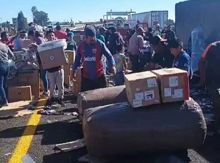 Rapiña de Pacas, Tráiler Cargado con Ropa Vuelca en el Arco Norte.