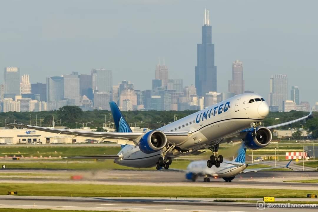 Pasajero es Atado Tras Ponerse Necio y Agresivo en Pleno Vuelo.