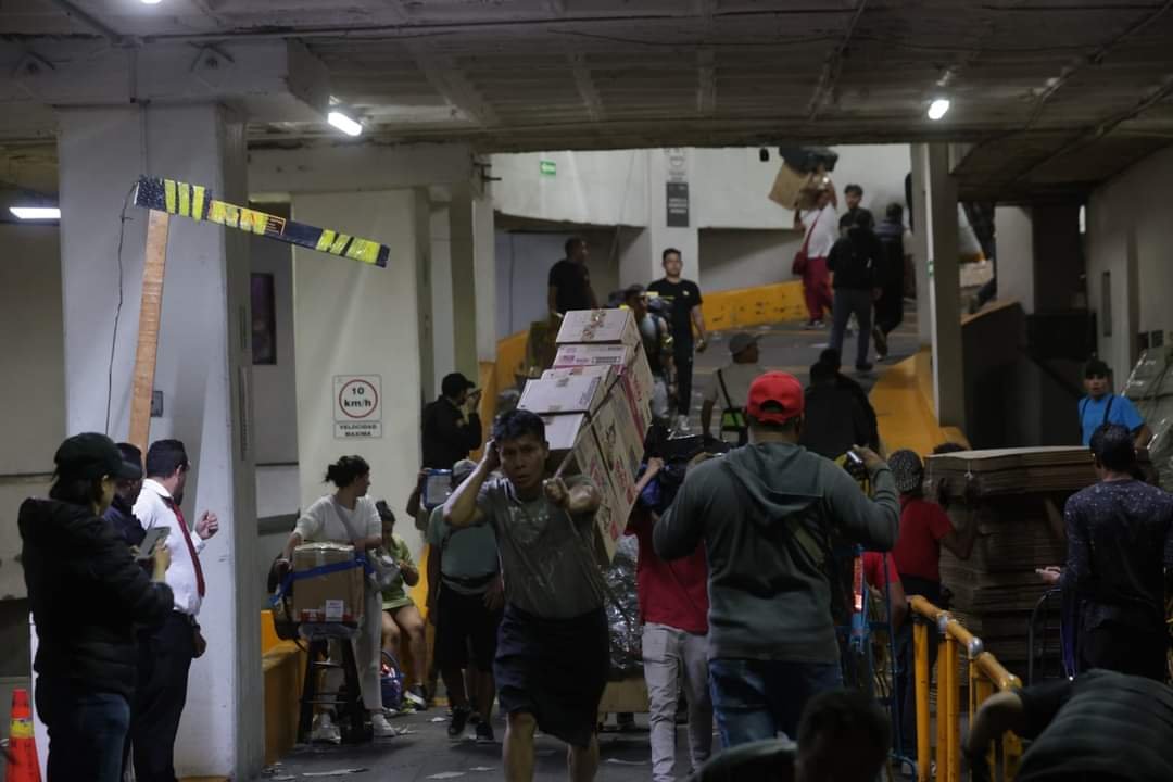 La Tradicional Plaza Izazaga 89 Cierra Tras Operativo en Contra de la Piratería.