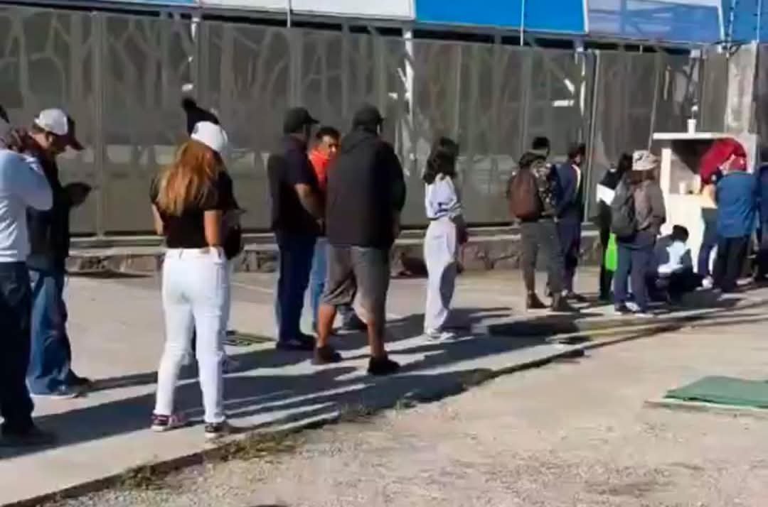 Largas Filas Para Comprar Boletos de la Final, y Sorpresa las compras son el Linea.