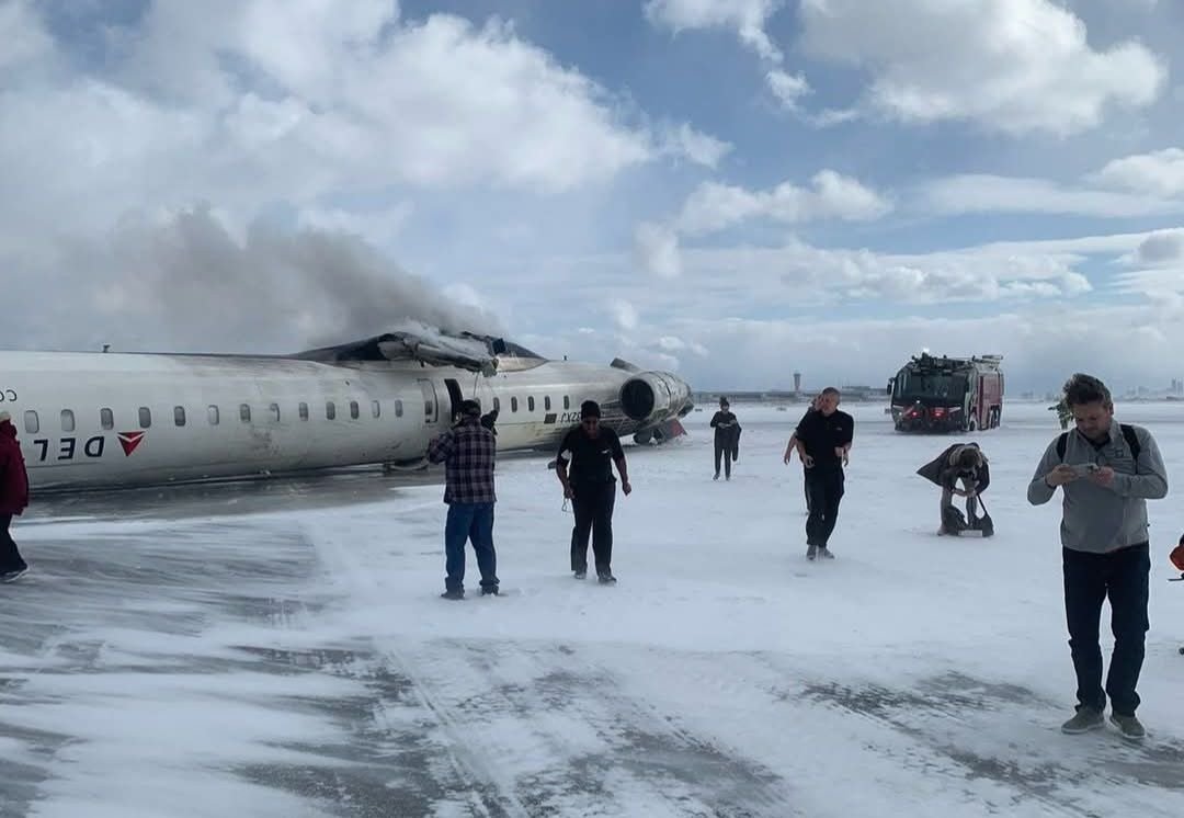 Avión Queda de Cabeza al Aterrizar en el Aeropuerto de Toronto.