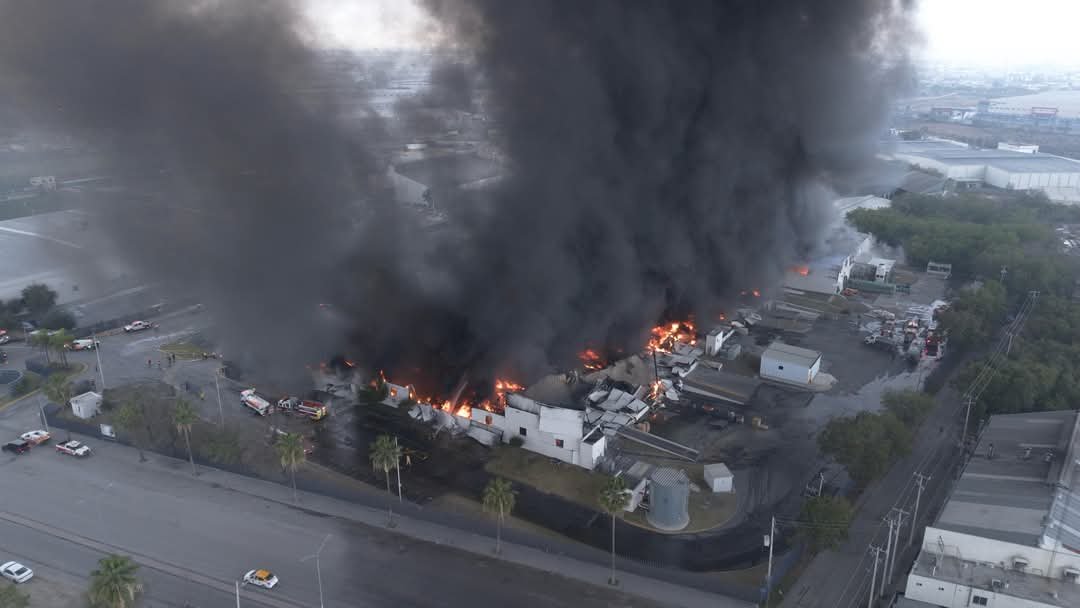Fuerte incendio en una Fábrica en el Parque Industrial Las Américas, en Apodaca.