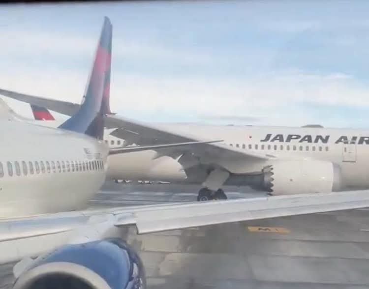 Viene.. Viene.. Chocan Dos Aviones en el Aeropuerto de Seattle.