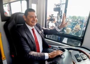 Puebla tiene los primeros 10 taxis eléctricos entregados por Gobierno del Estado.